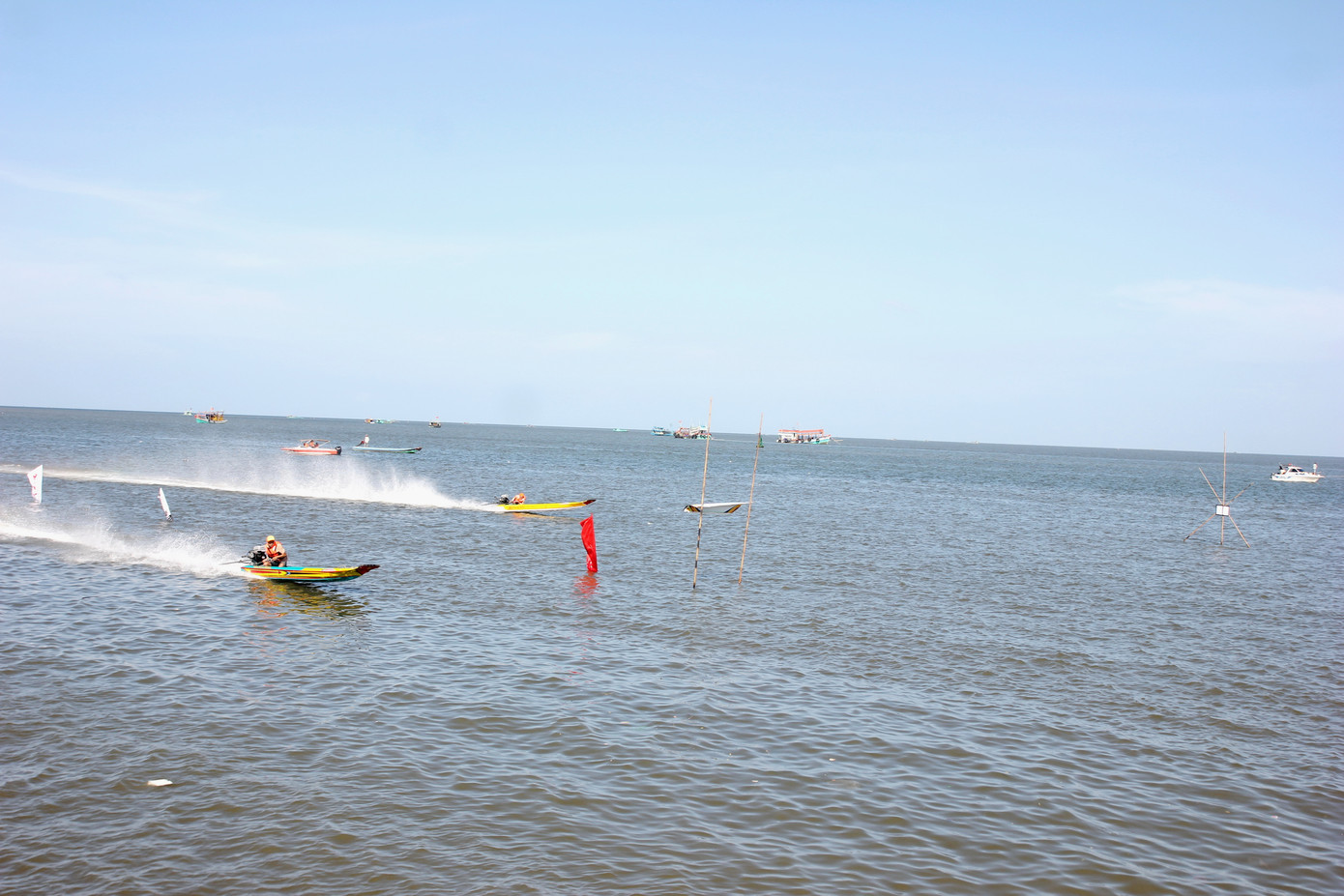 Đây là cuộc đua vỏ lãi lần thứ 2 tỉnh Cà Mau tổ chức, nhiều tay đua và khán giả đến xem cho rằng đường đua ngoài cửa biển có sóng, vỏ lãi lướt như bay với vận tốc đạt hơn 50 km/h nên hấp dẫn và có nhiều cảm giác mới lạ cho các tay đua. Đây là cuộc đua vỏ lãi lần thứ 2 tỉnh Cà Mau tổ chức, nhiều tay đua và khán giả đến xem cho rằng đường đua ngoài cửa biển có sóng, vỏ lãi lướt như bay với vận tốc đạt hơn 50 km/h nên hấp dẫn và có nhiều cảm giác mới lạ cho các tay đua.