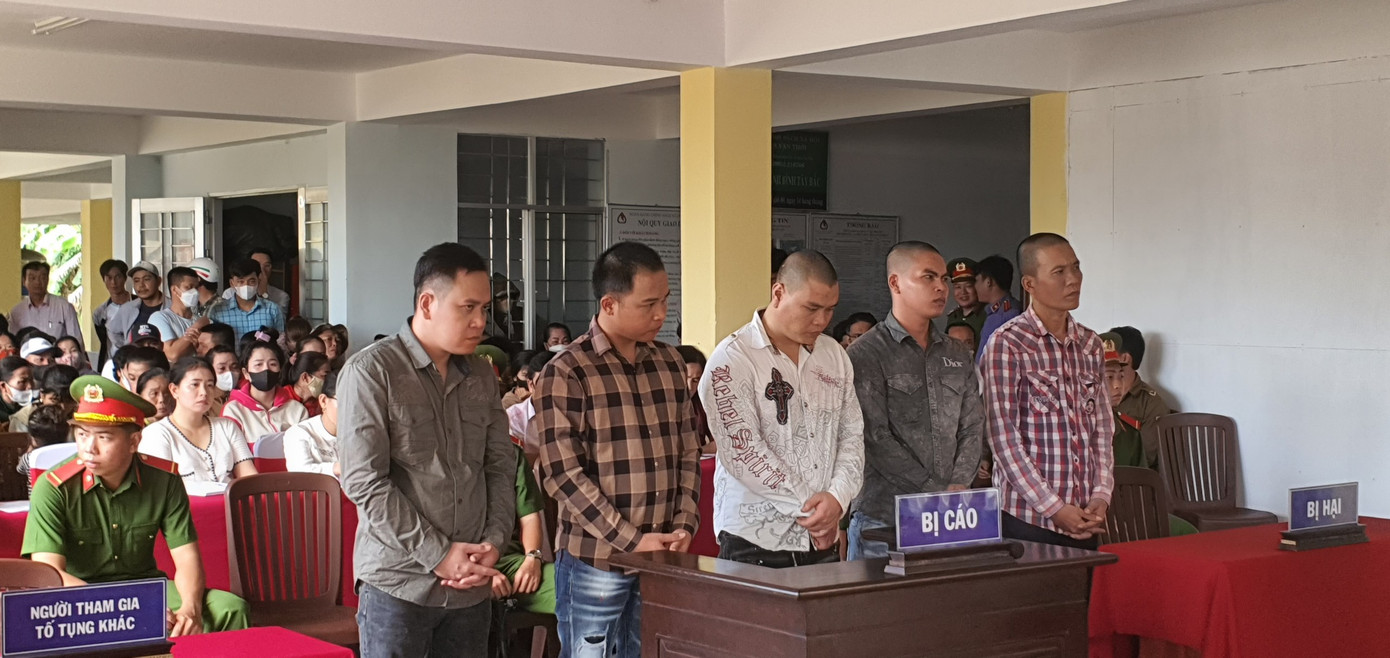 Các bị cáo Y Răn, Điền, Tường, Danh, Lợi (thứ tự từ trái sang phải) tại phiên tòa lưu động.