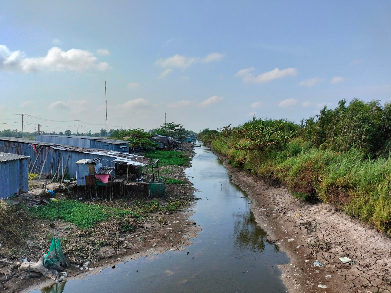 Một lãnh đạo Phòng NN&PTNT huyện Trần Văn Thời cho biết, trên địa bàn hiện có trên 80 tuyến kênh khô hạn dẫn đến sụt lún, sạt lở nhiều tuyến đường giao thông. Con số sạt lở, sụt lún đang tăng lên từng ngày. Một lãnh đạo Phòng NN&PTNT huyện Trần Văn Thời cho biết, trên địa bàn hiện có trên 80 tuyến kênh khô hạn dẫn đến sụt lún, sạt lở nhiều tuyến đường giao thông. Con số sạt lở, sụt lún đang tăng lên từng ngày.