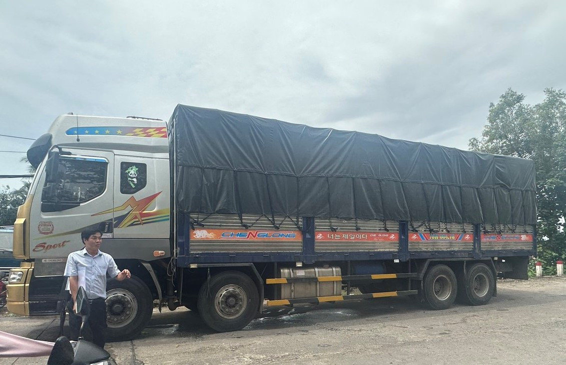 Xe tải do tài xế Phi điều khiển.