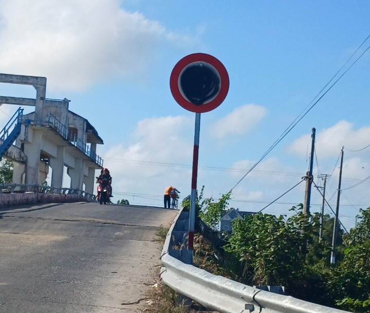 Biển hạn chế tải trọng xe giảm từ 8 tấn xuống 5 tấn trên tuyến đê biển Tây nhằm chống sạt lở bị phá hoại, xịt sơn đen.