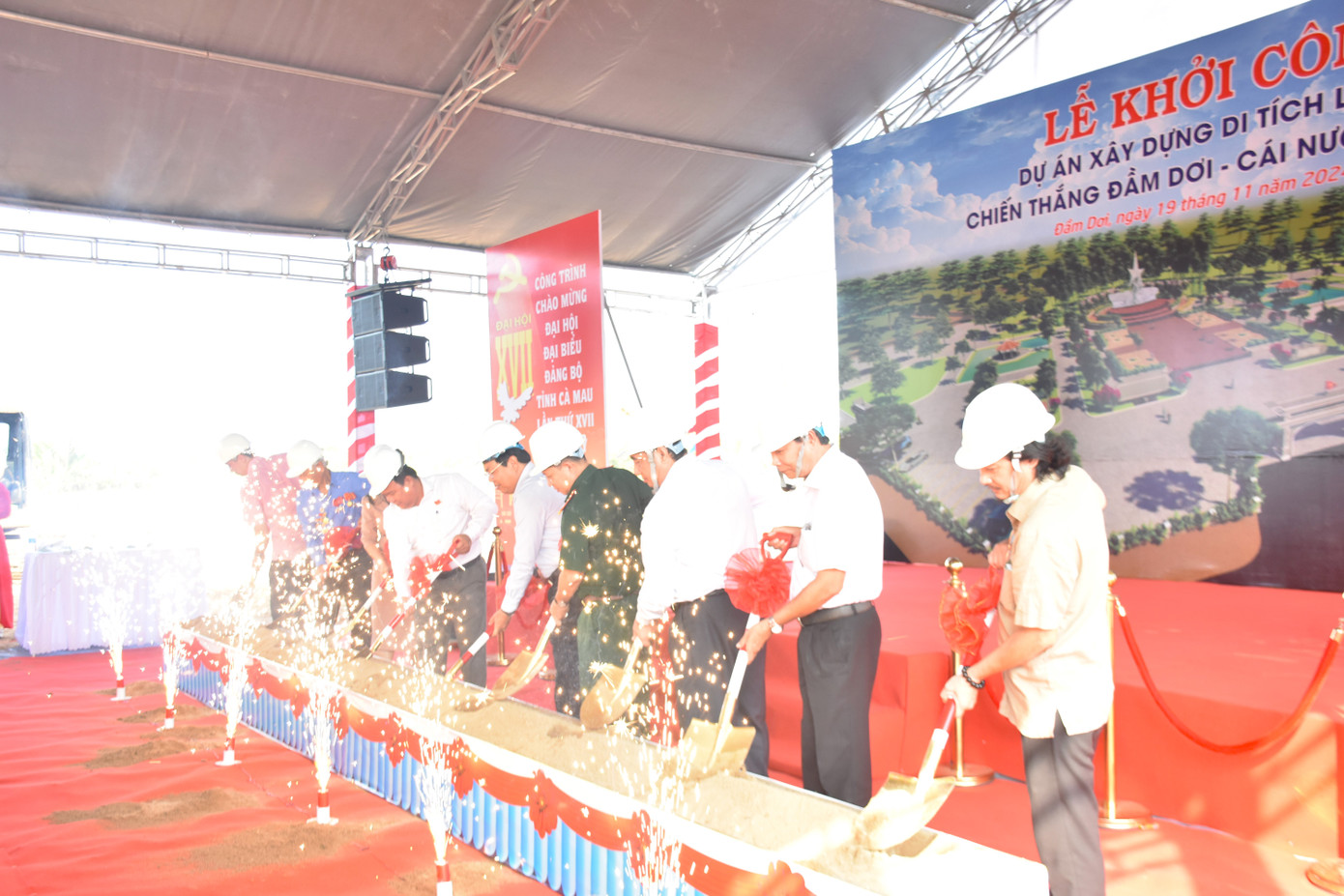 Các đại biểu thực hiện nghi thức khởi công. Các đại biểu thực hiện nghi thức khởi công.