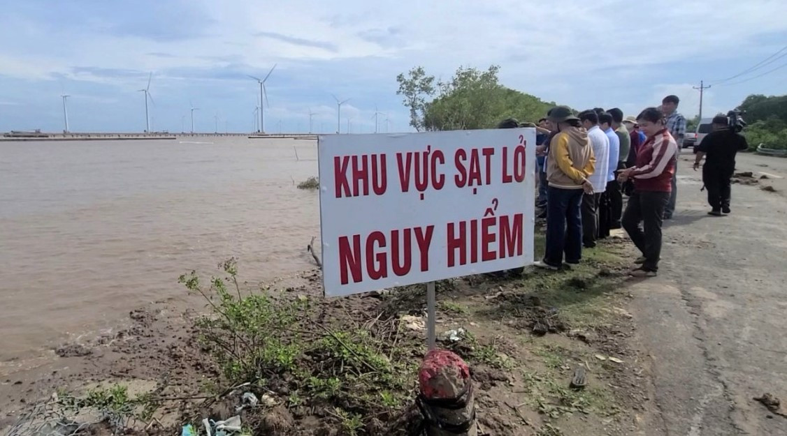 Chính quyền TP. Bạc Liêu cắm biển cảnh báo khu vực sạt lở; hạn chế người dân ra vào khu vực bị sạt lở nhằm đảm bảo an toàn.