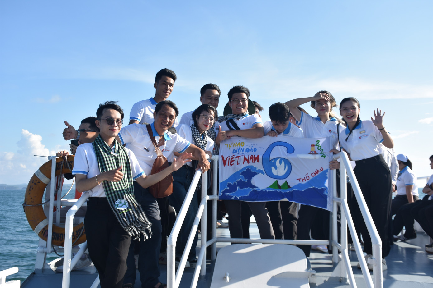 Các bạn trẻ check-in trên tàu.