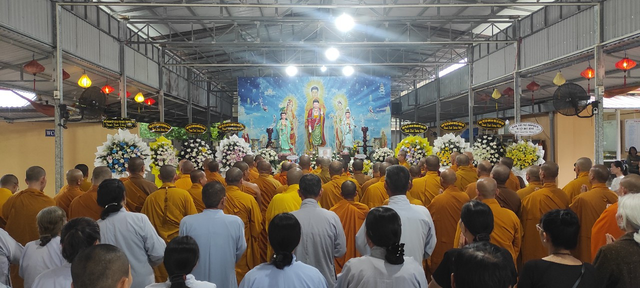 Theo ghi nhận của PV, ngay từ sáng sớm, đông đảo phật tử, người dân có mặt tại chùa Long Phước để thắp hương, thành tâm tưởng niệm và bày tỏ niềm tiếc thương trước sự ra đi của Tổng Bí thư Nguyễn Phú Trọng - nhà lãnh đạo lỗi lạc, một trí tuệ lớn của Đảng, đất nước; hiến dâng trọn cuộc đời phụng sự Tổ quốc, phục vụ nhân dân.