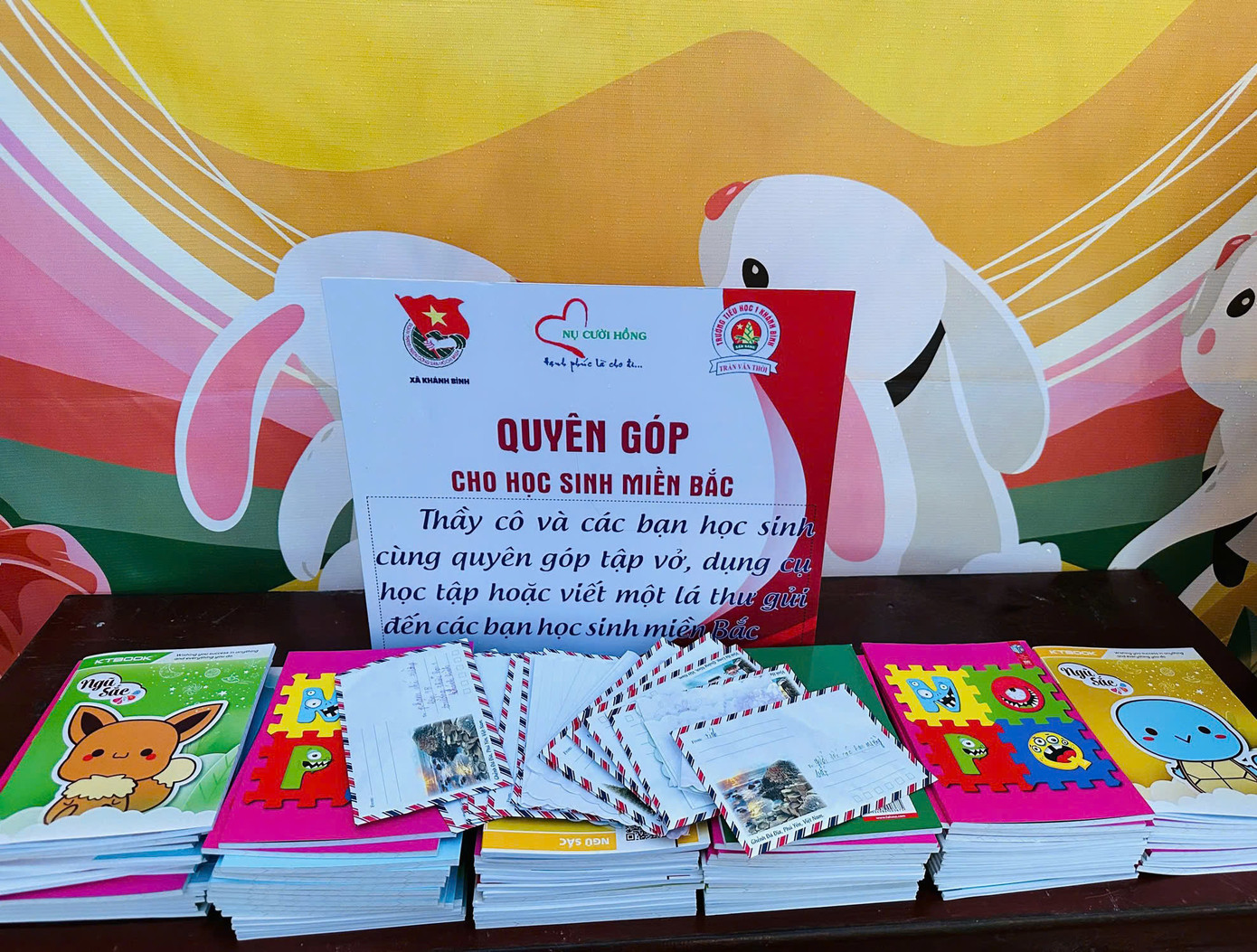 Thầy cô, học sinh Trường Tiểu học 1 Khánh Bình (huyện Trần Văn Thời, Cà Mau) quyên góp vở, dụng cụ học tập gửi các bạn thiếu nhi miền Bắc bị bão lũ.