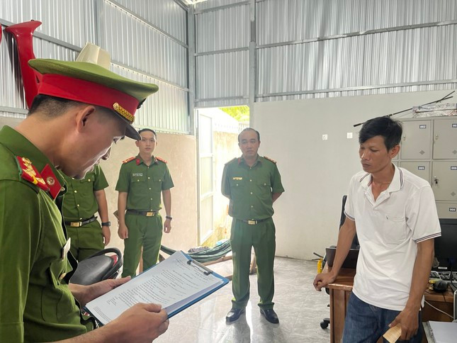 Công an tống đạt quyết định khởi tố đối với Nhân. Ảnh: Hoàng Giang.