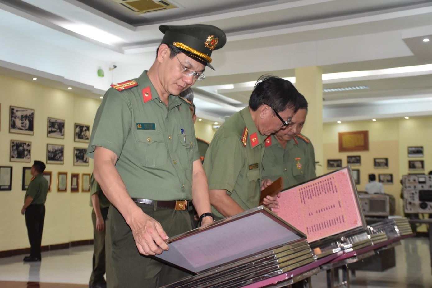 Các đại biểu tham quan nhà trưng bày.