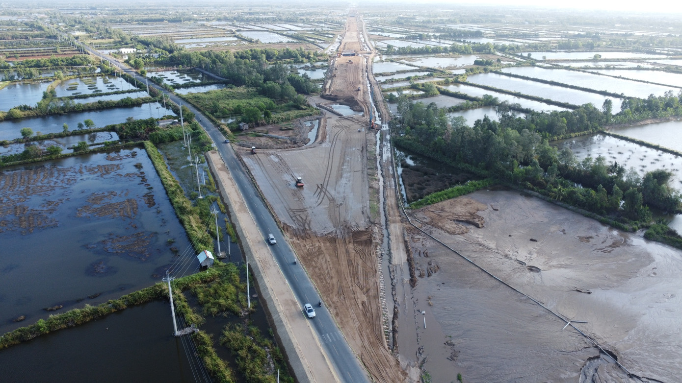 Tuyến cao tốc Cần Thơ - Cà Mau, trong đó có đoạn Hậu Giang - Cà Mau, có ý nghĩa đặc biệt quan trọng trong phát triển kinh tế - xã hội, bảo đảm quốc phòng, an ninh khu vực Đồng bằng sông Cửu Long. Tuy nhiên, các vướng mắc trong khai thác, cung ứng vật liệu cát đắp nền đã và đang ảnh hưởng rất lớn đến tiến độ thi công.