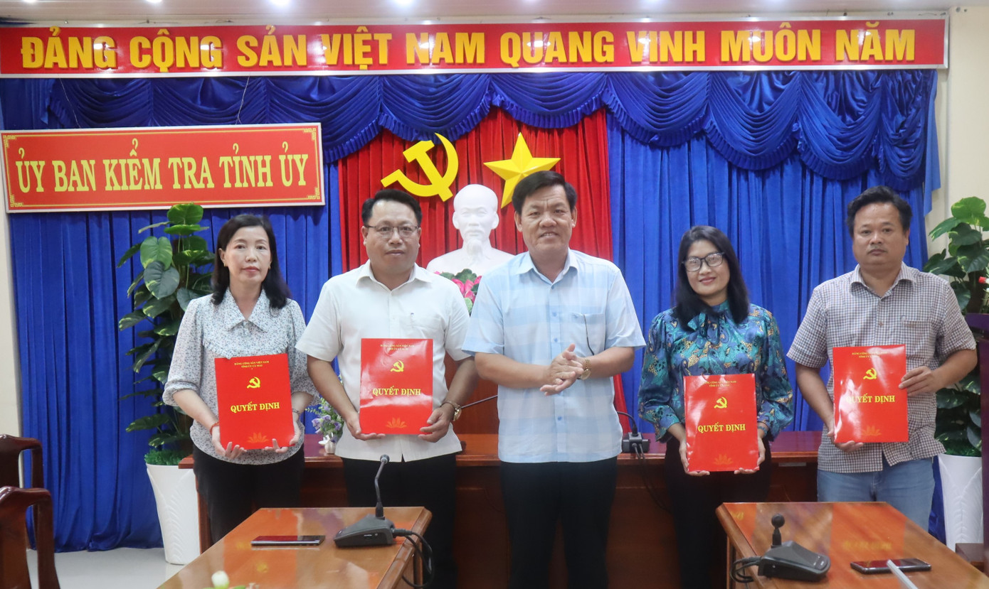 Ông Lê Minh Ý - Chủ nhiệm UBKT Tỉnh ủy (đứng giữa) trao các quyết định cho công chức Phòng Nghiệp vụ I. Ảnh: UBKT Tỉnh ủy Cà Mau Ông Lê Minh Ý - Chủ nhiệm UBKT Tỉnh ủy (đứng giữa) trao các quyết định cho công chức Phòng Nghiệp vụ I. Ảnh: UBKT Tỉnh ủy Cà Mau