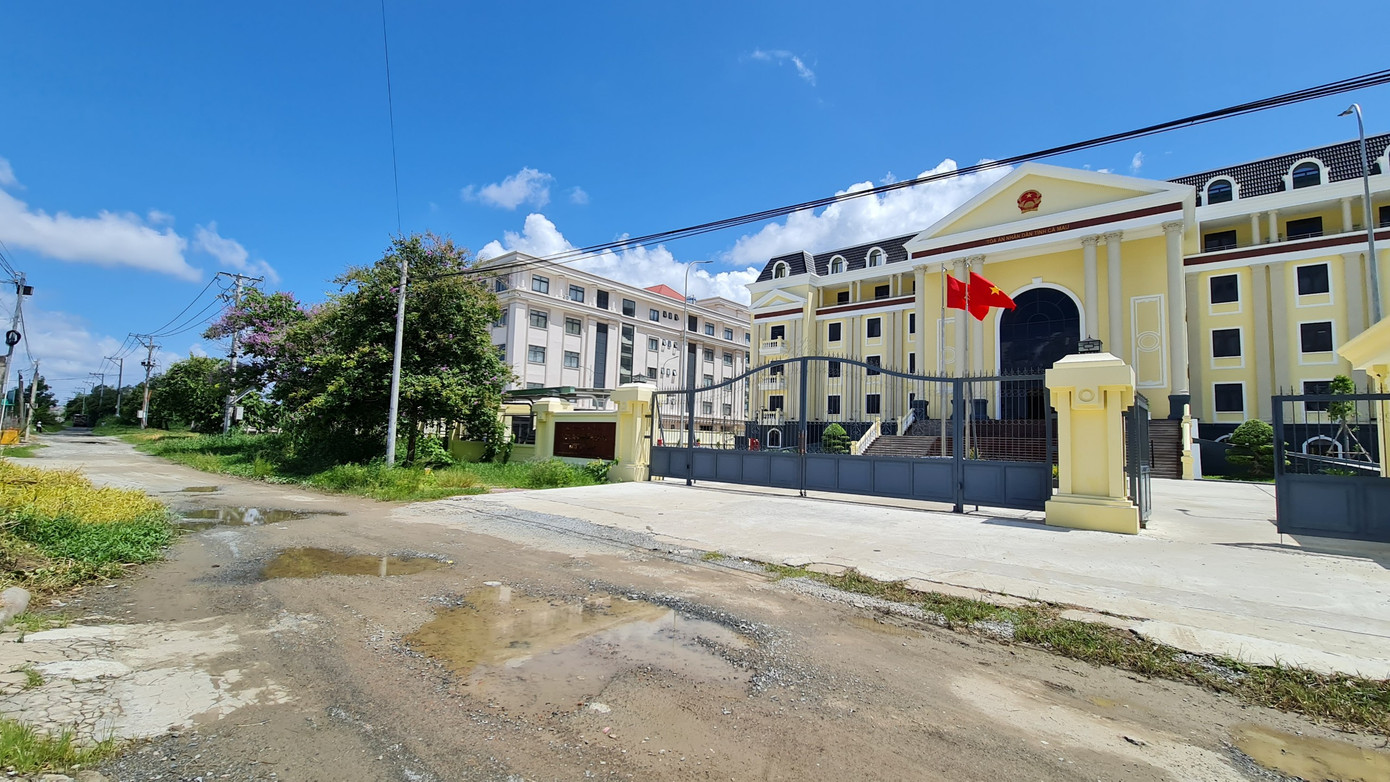 Trụ sở của Sở Tài nguyên và Môi trường và TAND tỉnh Cà Mau nằm ngay vị trí đoạn hư hỏng nghiêm trọng này. Cổng chính của 2 đơn vị này nằm quay ra đường Tôn Đức Thắng, tuy nhiên, do mặt đường bị hư hỏng nặng nên 2 đơn vị này mở cổng phụ phía sau để khách đến làm việc đi vào thuận tiện. Trụ sở của Sở Tài nguyên và Môi trường và TAND tỉnh Cà Mau nằm ngay vị trí đoạn hư hỏng nghiêm trọng này. Cổng chính của 2 đơn vị này nằm quay ra đường Tôn Đức Thắng, tuy nhiên, do mặt đường bị hư hỏng nặng nên 2 đơn vị này mở cổng phụ phía sau để khách đến làm việc đi vào thuận tiện.