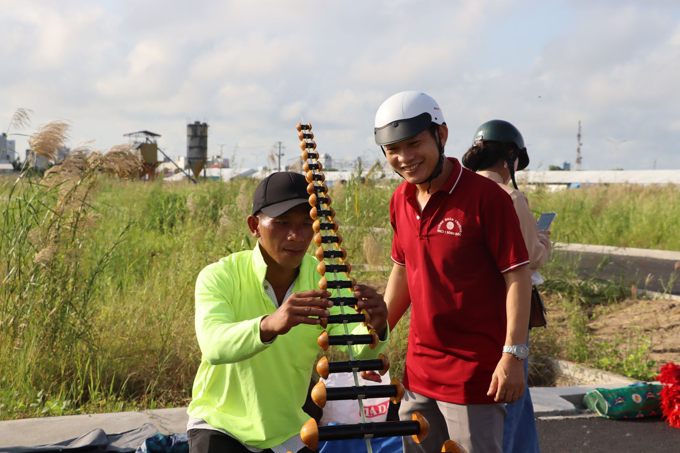 Ông Trần Công Minh (ngụ thành phố Sa Đéc, Đồng Tháp) chia sẻ: "Trong số những con diều mang xuống Cà Mau lần này có 13 con mang hình ảnh đặc trưng của các tỉnh, thành ĐBSCL, cờ tổ quốc... với chi phí gần 1 triệu đồng/con”. Ông Trần Công Minh (ngụ thành phố Sa Đéc, Đồng Tháp) chia sẻ: "Trong số những con diều mang xuống Cà Mau lần này có 13 con mang hình ảnh đặc trưng của các tỉnh, thành ĐBSCL, cờ tổ quốc... với chi phí gần 1 triệu đồng/con”.