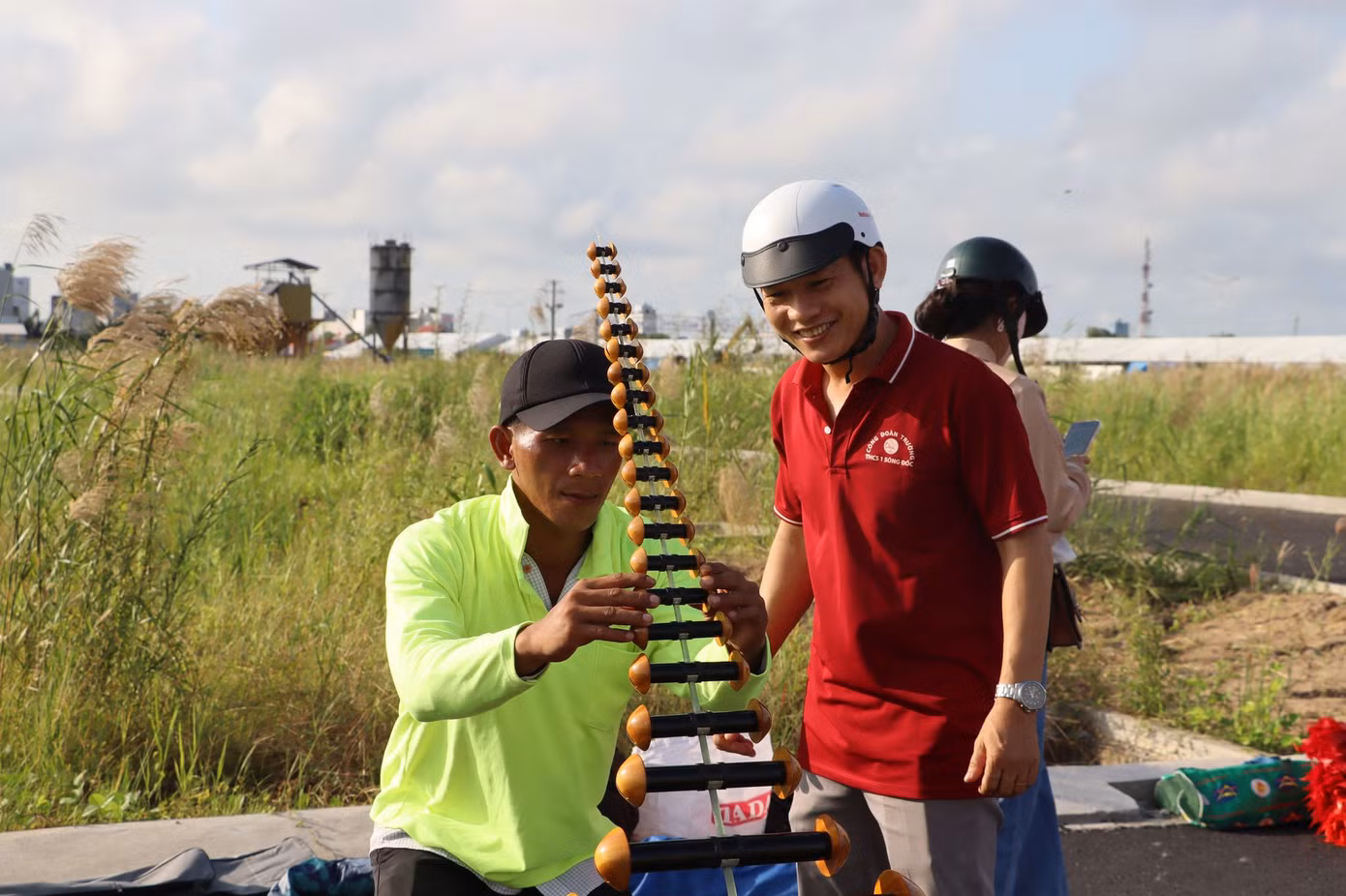 Ông Trần Công Minh (ngụ thành phố Sa Đéc, Đồng Tháp) chia sẻ: "Trong số những con diều mang xuống Cà Mau lần này có 13 con mang hình ảnh đặc trưng của các tỉnh, thành ĐBSCL, cờ tổ quốc... với chi phí gần 1 triệu đồng/con”.