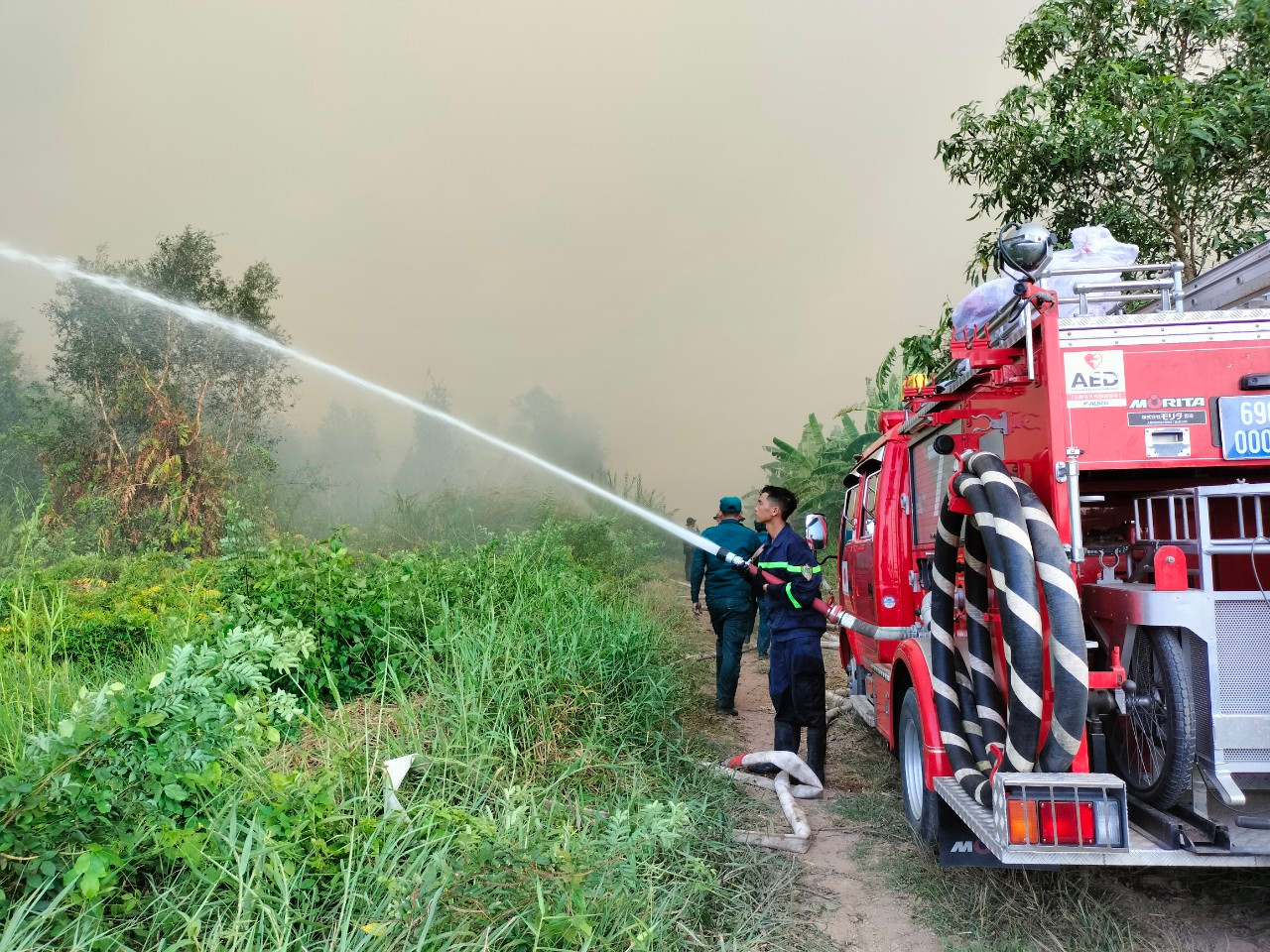 Ngay khi phát hiện đám cháy, khoảng 200 lực lượng của Bộ Chỉ huy Quân sự tỉnh, huyện phối hợp cùng lực lượng Cảnh sát Phòng cháy chữa cháy và cứu hộ cứu nạn tỉnh và lực lượng tại chỗ của địa phương khẩn trương khống chế đám cháy. Ngay khi phát hiện đám cháy, khoảng 200 lực lượng của Bộ Chỉ huy Quân sự tỉnh, huyện phối hợp cùng lực lượng Cảnh sát Phòng cháy chữa cháy và cứu hộ cứu nạn tỉnh và lực lượng tại chỗ của địa phương khẩn trương khống chế đám cháy.
