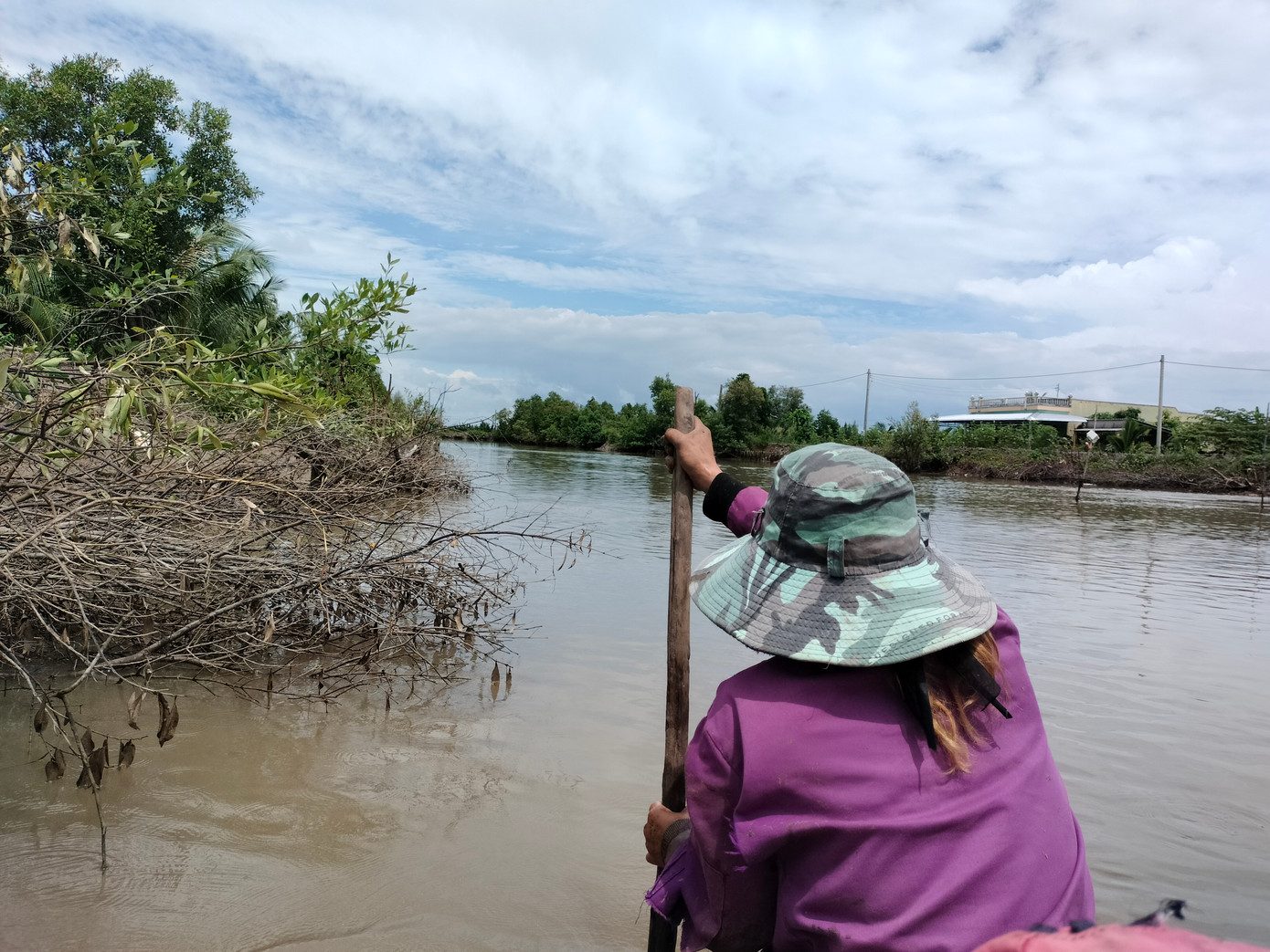 Chị Sơn Thị Lưới (35 tuổi) ngụ ấp Tân Điền B, xã Thanh Tùng, huyện Đầm Dơi cho biết: “Hằng ngày, tùy theo con nước ròng, tôi cùng con gái lớn chạy vỏ máy ven các sông, rạch bắt chem chép. Mỗi ngày, hai mẹ con có khi kiếm được 70.000 - 80.000 đồng, có khi kiếm được 200.000 - 300.000 đồng, nuôi 8 miệng ăn”.