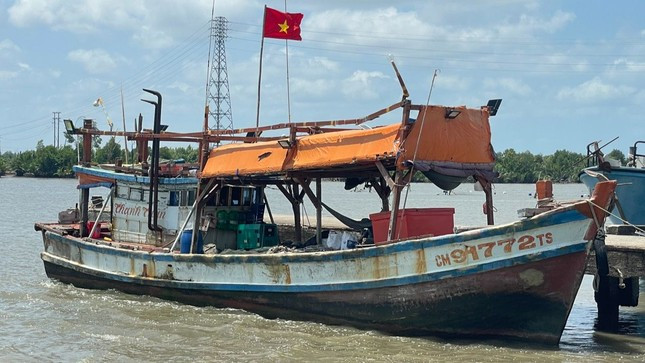 Tàu cá che giấu đến 10 thiết bị giám sát hành trình của các tàu khác bị tạm giữ. Tàu cá che giấu đến 10 thiết bị giám sát hành trình của các tàu khác bị tạm giữ.