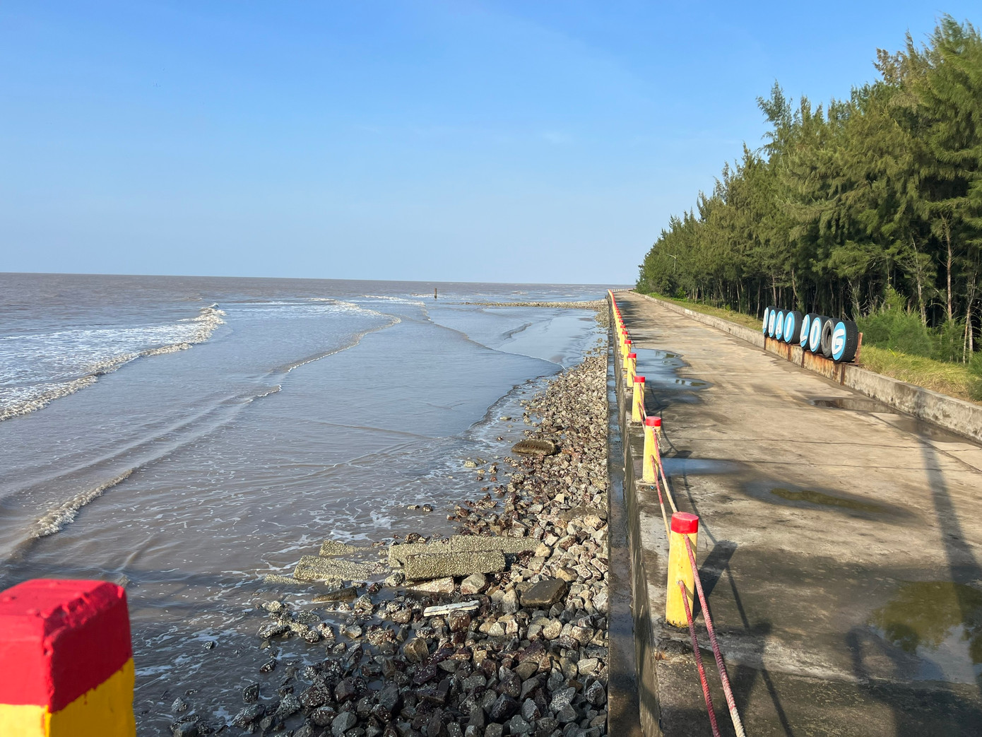 Bờ kè chống sạt lở ven biển tại khu du lịch Khai Long, kinh phí khoảng 72 tỷ đồng. Bờ kè chống sạt lở ven biển tại khu du lịch Khai Long, kinh phí khoảng 72 tỷ đồng.