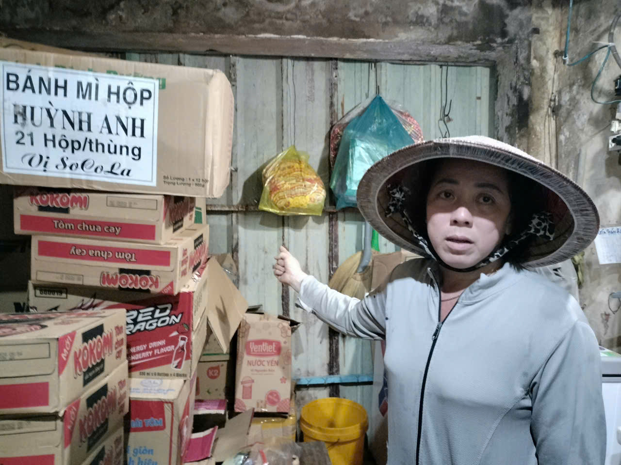 Tiểu thương chỉ vị trí trước đây từng là cửa thoát hiểm phía sau chợ, nay đã bị đơn vị quản lý chợ bịt chặt.