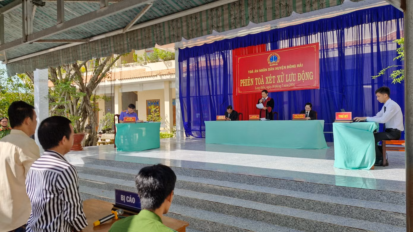 Các bị cáo tại phiên tòa.