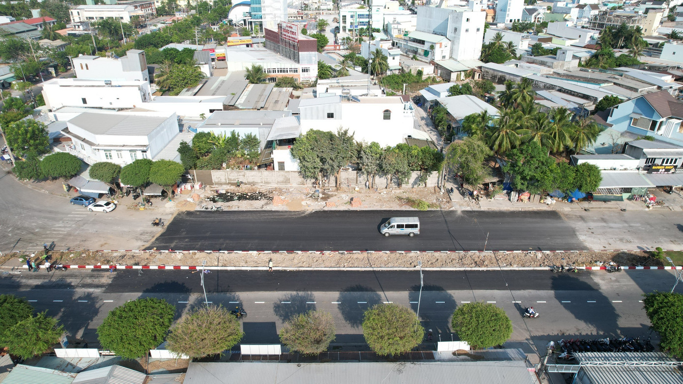 Đoạn đường đã thông suốt sau 20 năm tắc nghẽn. Ảnh: V.Đ. Đoạn đường đã thông suốt sau 20 năm tắc nghẽn. Ảnh: V.Đ.