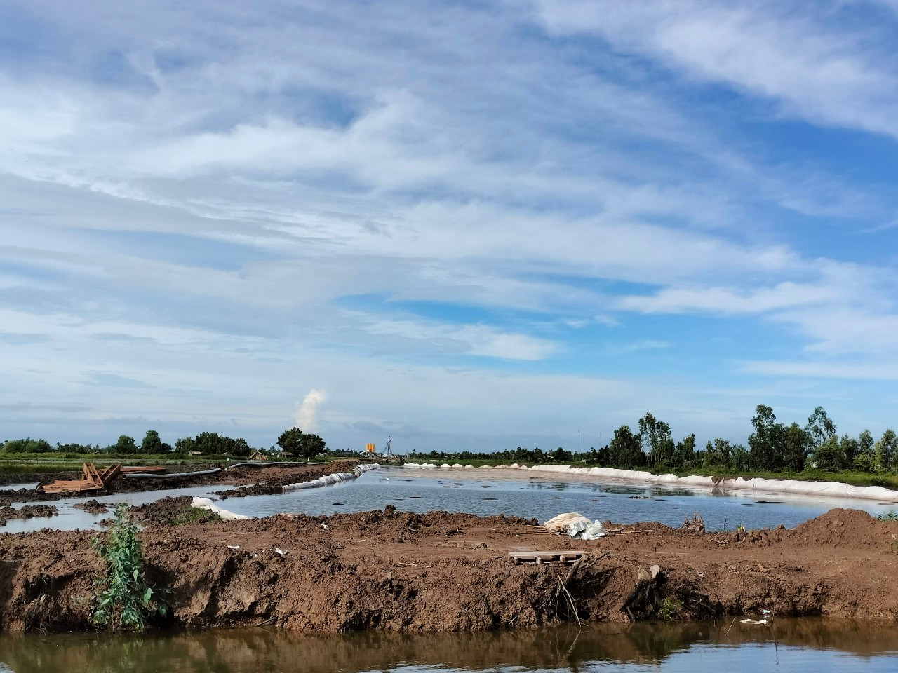 Về vật liệu cát sông, đến nay chưa xác định đủ nguồn cung; việc hoàn thiện thủ tục để khai thác tại các mỏ còn chậm; công suất khai thác của các mỏ chưa đáp ứng tiến độ thi công do bị khống chế công suất khai thác cát theo ngày bởi quy định trong hồ sơ đánh giá tác động môi trường và quyết định giao mỏ.