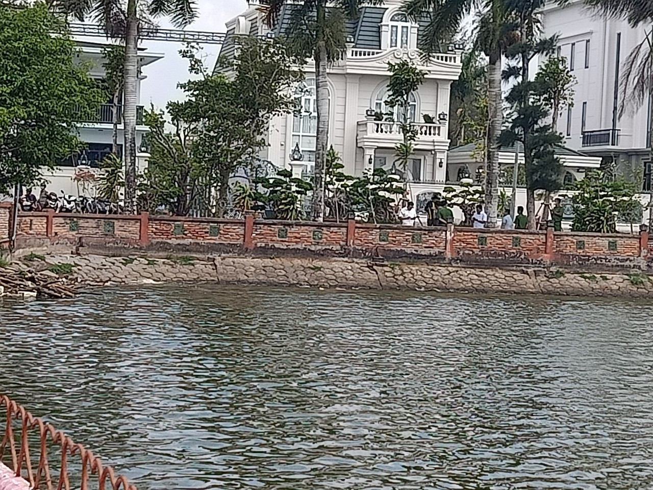 Hồ nước nơi phát hiện thi thể. Hồ nước nơi phát hiện thi thể.