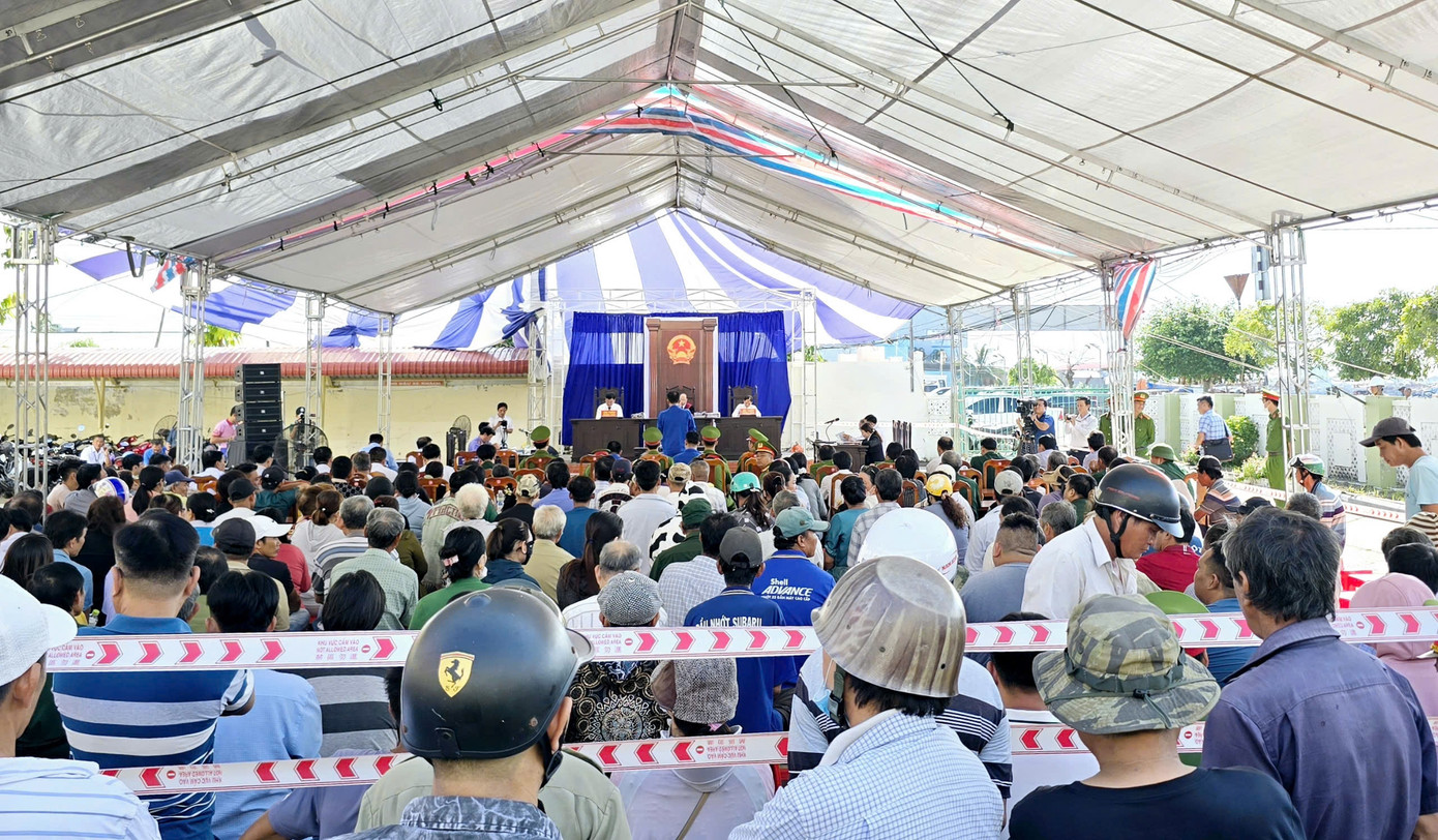 Rất đông người dân đến theo dõi phiên toà.