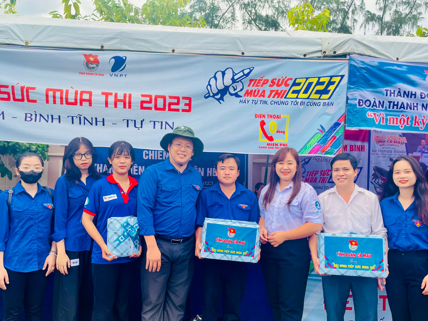 Anh Nguyễn Ngọc Thuận, Phó Bí Thường trực Tỉnh đoàn Cà Mau (đội nón) trong hoạt động tiếp sức mùa thi 2023.