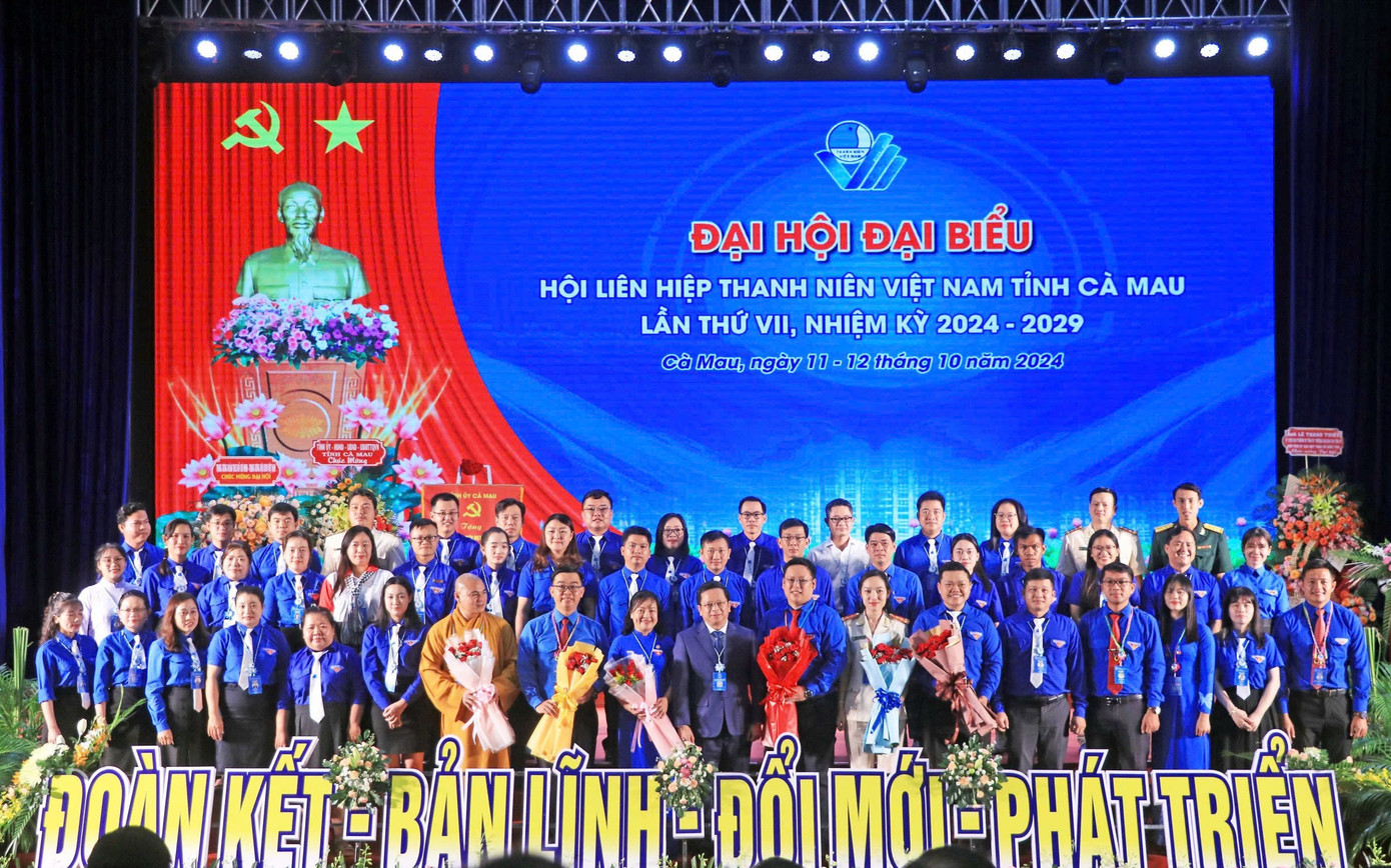 Các đoàn đại biểu chụp ảnh lưu niệm cùng lãnh đạo Hội.