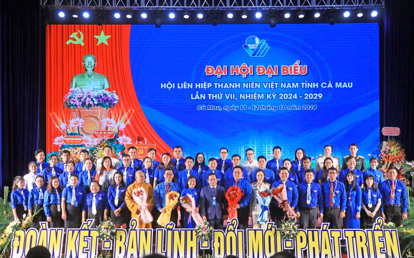 Các đoàn đại biểu chụp ảnh lưu niệm cùng lãnh đạo Hội. Các đoàn đại biểu chụp ảnh lưu niệm cùng lãnh đạo Hội.