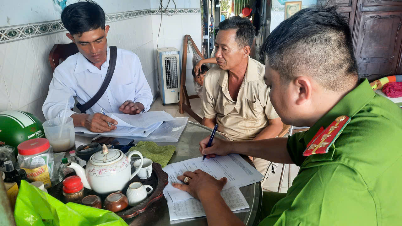 Ngành chức năng làm việc với ông Nhỏ. Ngành chức năng làm việc với ông Nhỏ.