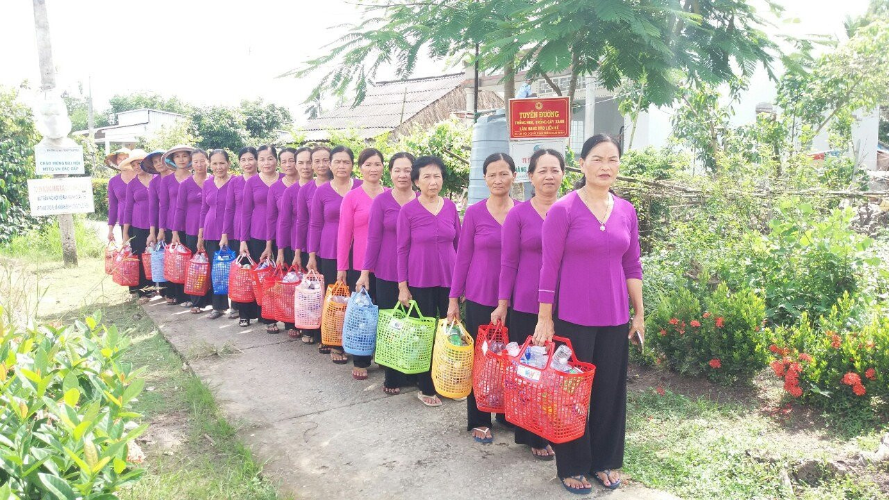 Mỗi tháng một lần, các chị em khi đi họp sẽ mang theo những rác thải nhựa mình thu gom được để bán.