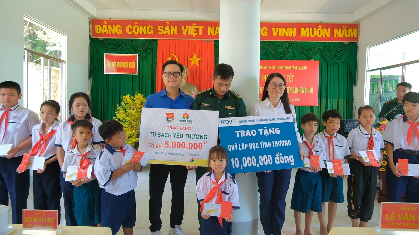 Trong chuyến hành trình, Tỉnh Đoàn Cà Mau phối hợp với Chi nhánh Ngân hàng BIDV tặng quà cho học sinh, tổ chức khám chữa bệnh, phát thuốc miễn phí tới người dân trên đảo Hòn Chuối, tổng trị giá hơn 100 triệu đồng. Trong chuyến hành trình, Tỉnh Đoàn Cà Mau phối hợp với Chi nhánh Ngân hàng BIDV tặng quà cho học sinh, tổ chức khám chữa bệnh, phát thuốc miễn phí tới người dân trên đảo Hòn Chuối, tổng trị giá hơn 100 triệu đồng.