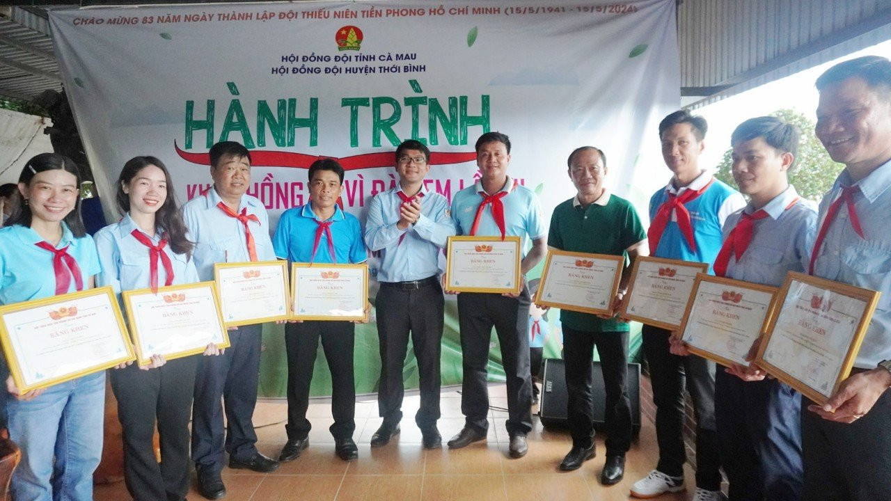 Anh Trần Đăng Khoa – Phó Bí thư Tỉnh Đoàn, Chủ tịch Hội đồng Đội tỉnh Cà Mau trao tặng bằng khen cho các cá nhân.