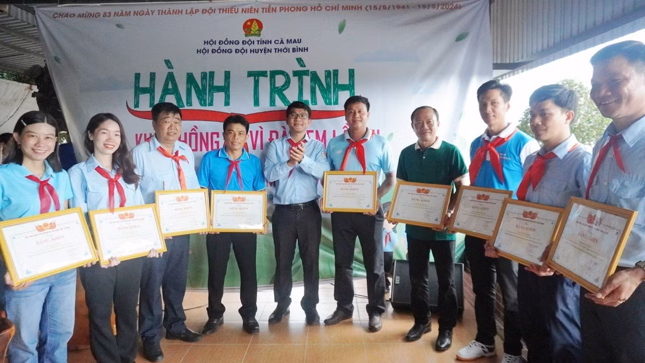 Anh Trần Đăng Khoa – Phó Bí thư Tỉnh Đoàn, Chủ tịch Hội đồng Đội tỉnh Cà Mau trao tặng bằng khen cho các cá nhân. Anh Trần Đăng Khoa – Phó Bí thư Tỉnh Đoàn, Chủ tịch Hội đồng Đội tỉnh Cà Mau trao tặng bằng khen cho các cá nhân.