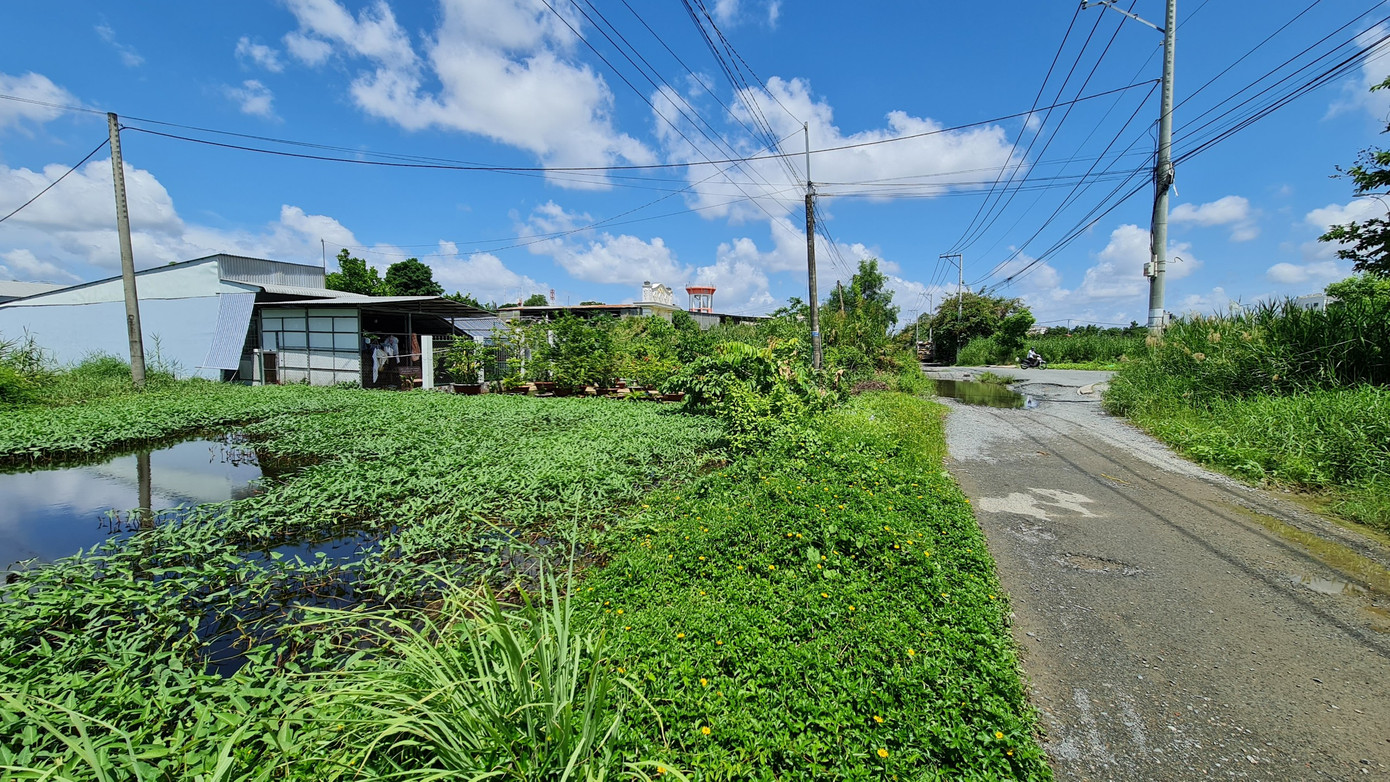 Bà con trên tuyến đường đã nhiều lần phản ánh, tiếp xúc cử tri cũng đã nhắc đi nhắc lại rất nhiều lần nhưng thời gian dài đoạn đường này vẫn không được nâng cấp, sửa chữa. Bà con trên tuyến đường đã nhiều lần phản ánh, tiếp xúc cử tri cũng đã nhắc đi nhắc lại rất nhiều lần nhưng thời gian dài đoạn đường này vẫn không được nâng cấp, sửa chữa.