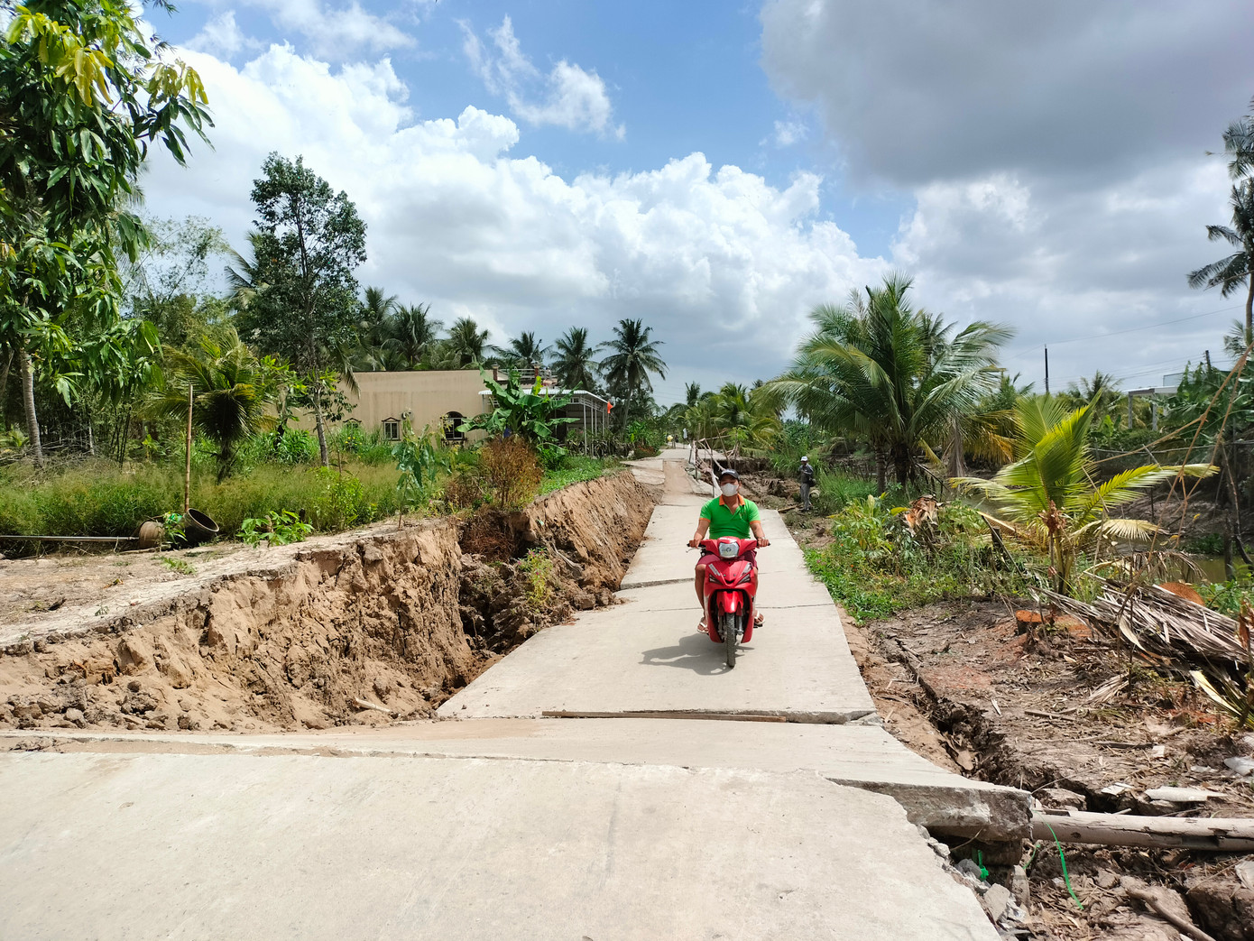 Đối với các tuyến đường đã bị sạt lở, lún nhưng còn chạy xe máy được, người dân tận dụng ghép các mảnh bê tông lại với nhau để di chuyển tạm thời.