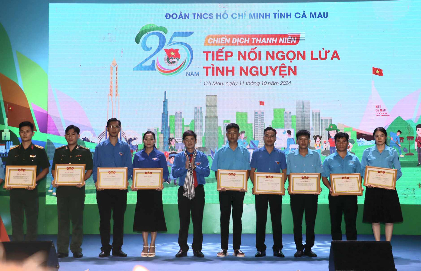 UBND tỉnh và Tỉnh Đoàn Cà Mau Tặng bằng khen cho tập thể, cá nhân có thành tích xuất sắc trong 25 năm chiến dịch thanh niên tình nguyện hè.