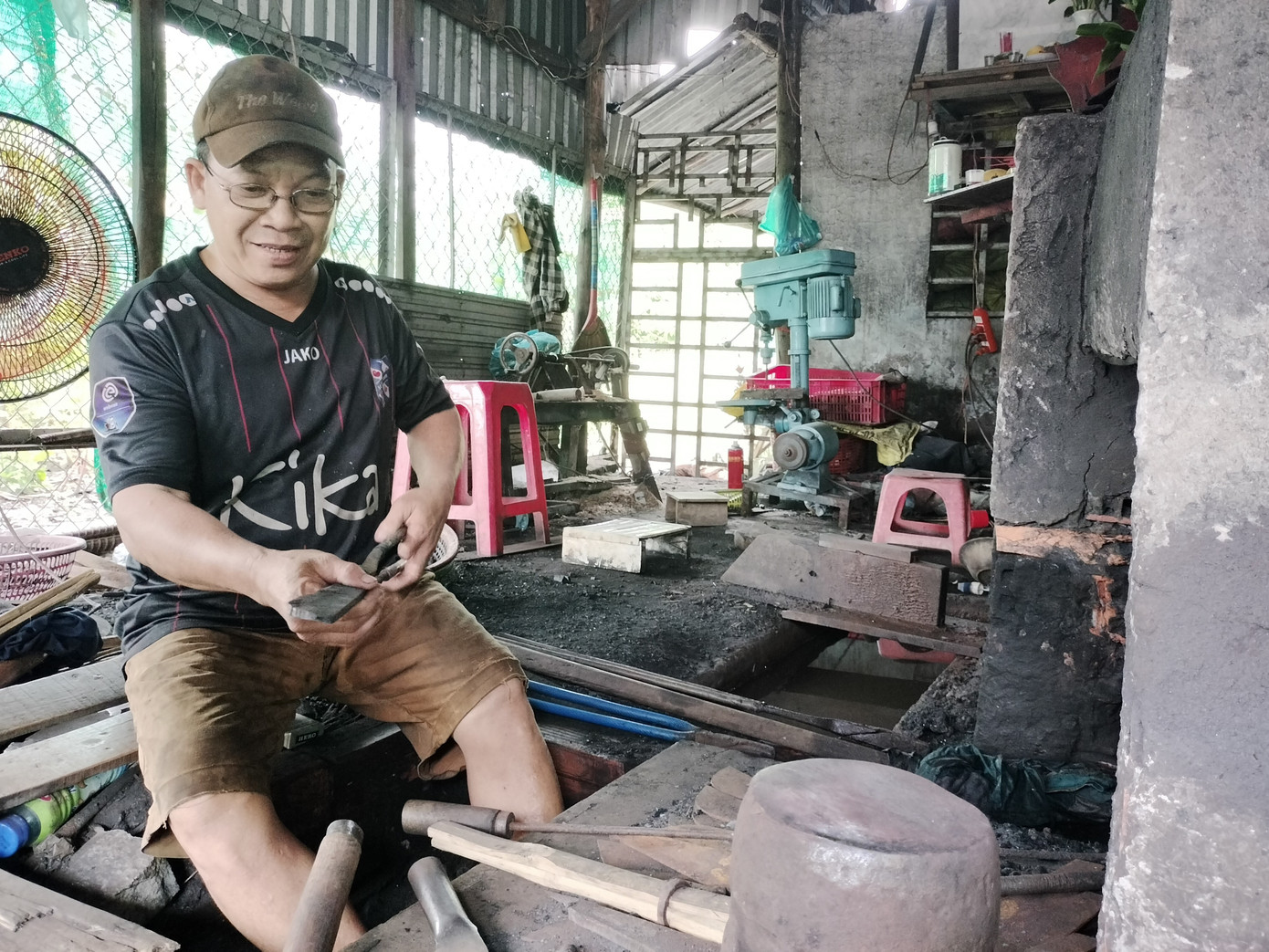 Nghề rèn Ngan Dừa (Bạc Liêu) đã có tuổi trên trăm năm nay nổi tiếng với nhiều sản phẩm nông cụ như: Dao, búa, phảng, liềm... Nhiều thợ rèn kỳ cựu nơi đây cũng không biết chính xác nghề đã có từ khi nào và ai là tổ của nghề.