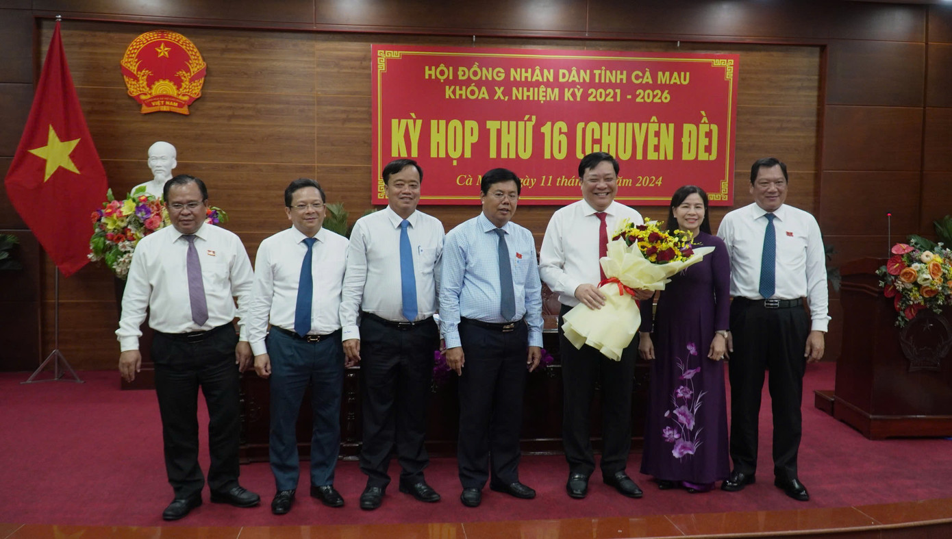 Lãnh đạo tỉnh Cà Mau tặng hoa chúc mừng ông Ngại. Lãnh đạo tỉnh Cà Mau tặng hoa chúc mừng ông Ngại.