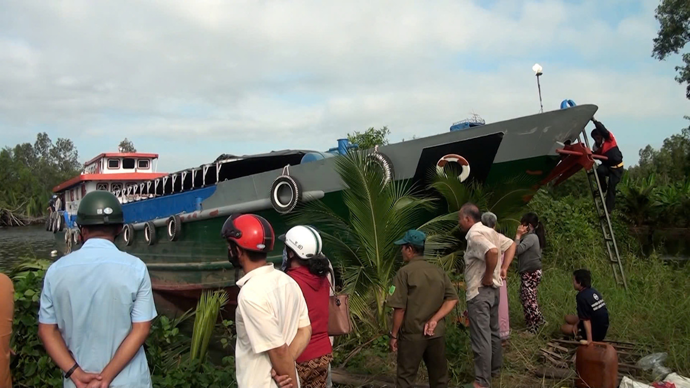 Sà lan va chạm với ghe chở vật liệu xây dựng.