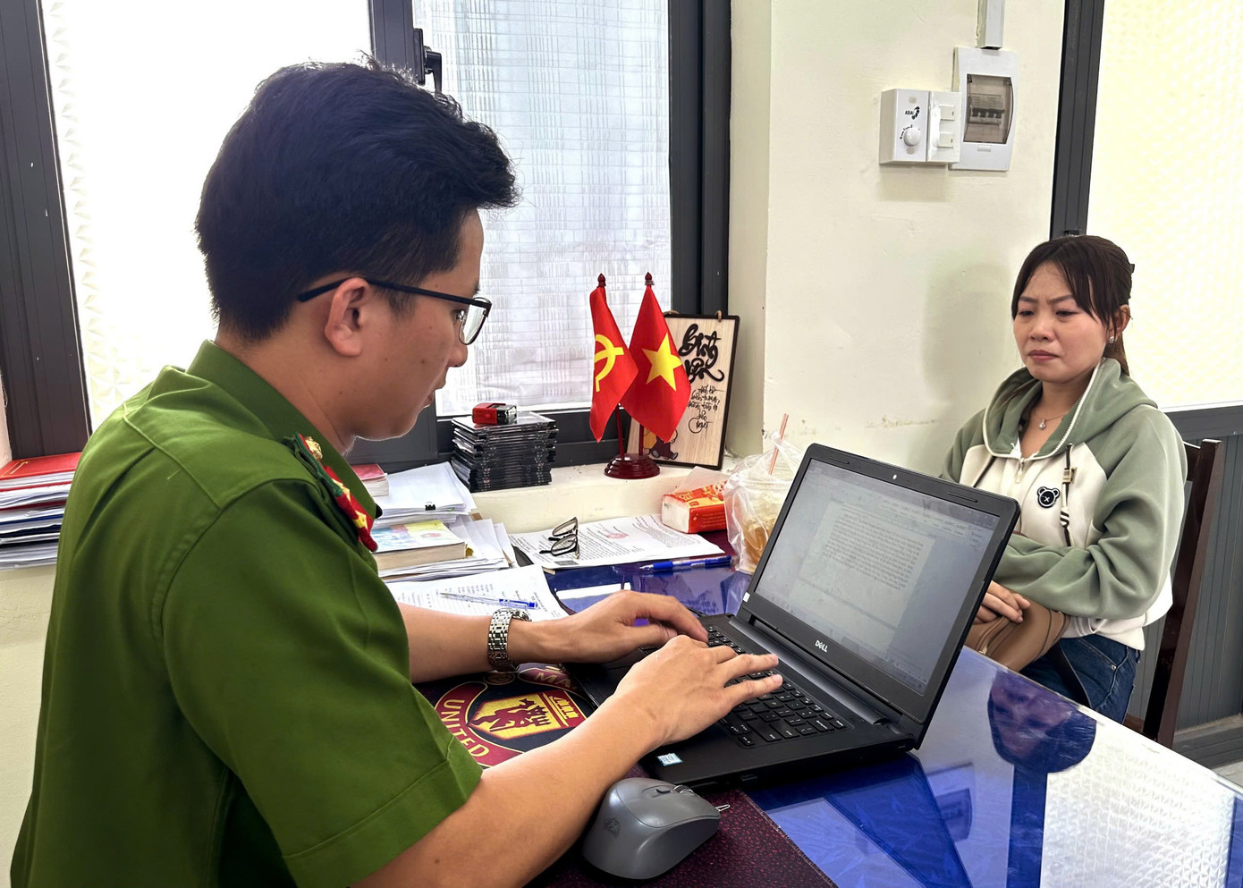 Công an đang làm việc với Trang. Ảnh: Trọng Nguyễn. Công an đang làm việc với Trang. Ảnh: Trọng Nguyễn.