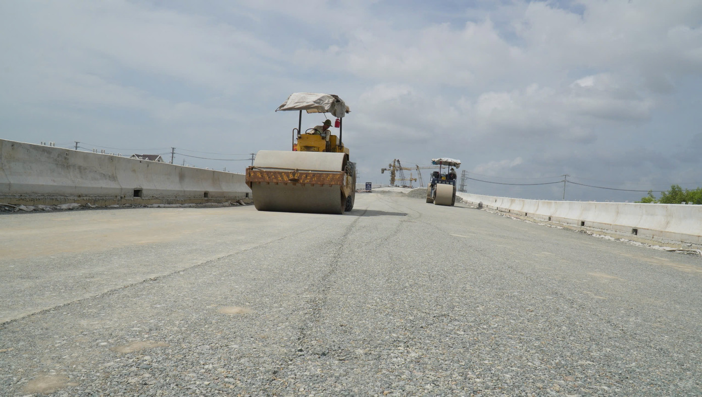 Đường dẫn cầu Gành Hào phía Bạc Liêu đang thi công phần cấp phối đá dăm.