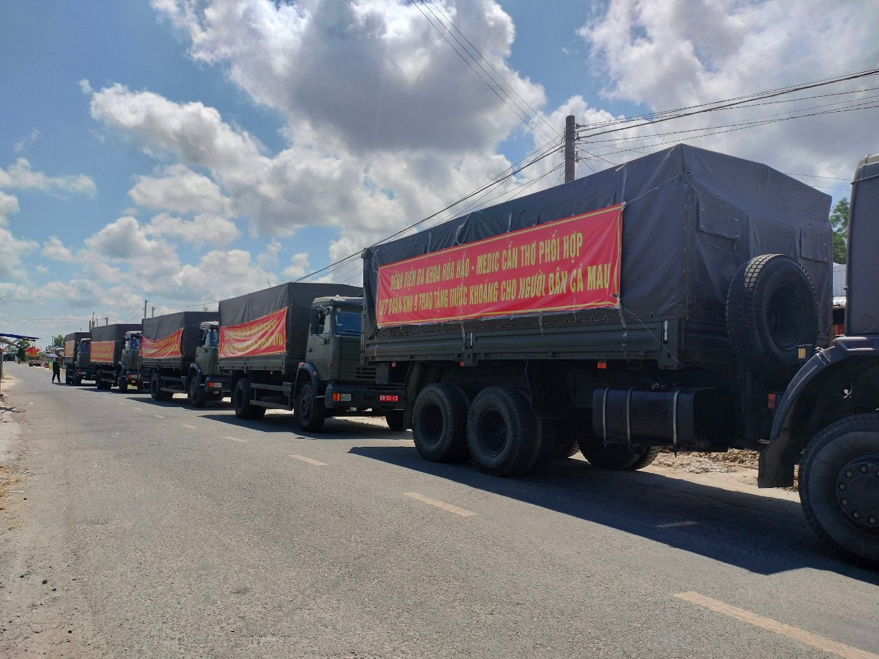 Đoàn xe vận chuyển nước lọc từ thành phố Cần Thơ về xã Biển Bạch, huyện Thới Bình (Cà Mau).