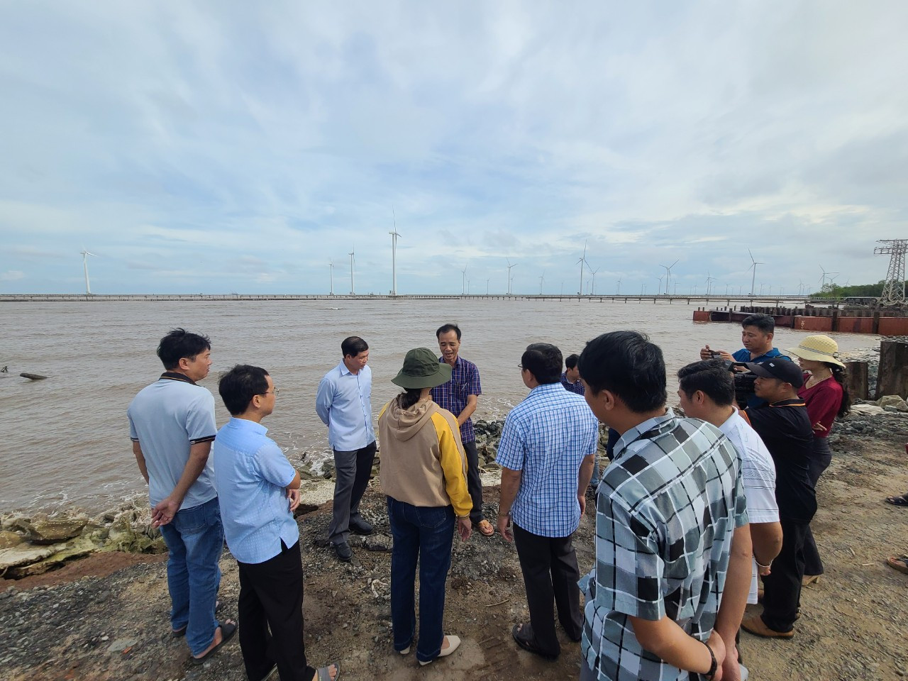 Hiện, ngành chức năng tỉnh Bạc Liêu tiến hành thống kê mức độ thiệt hại và sớm có báo cáo đến UBND tỉnh đề xuất giải pháp ứng phó.