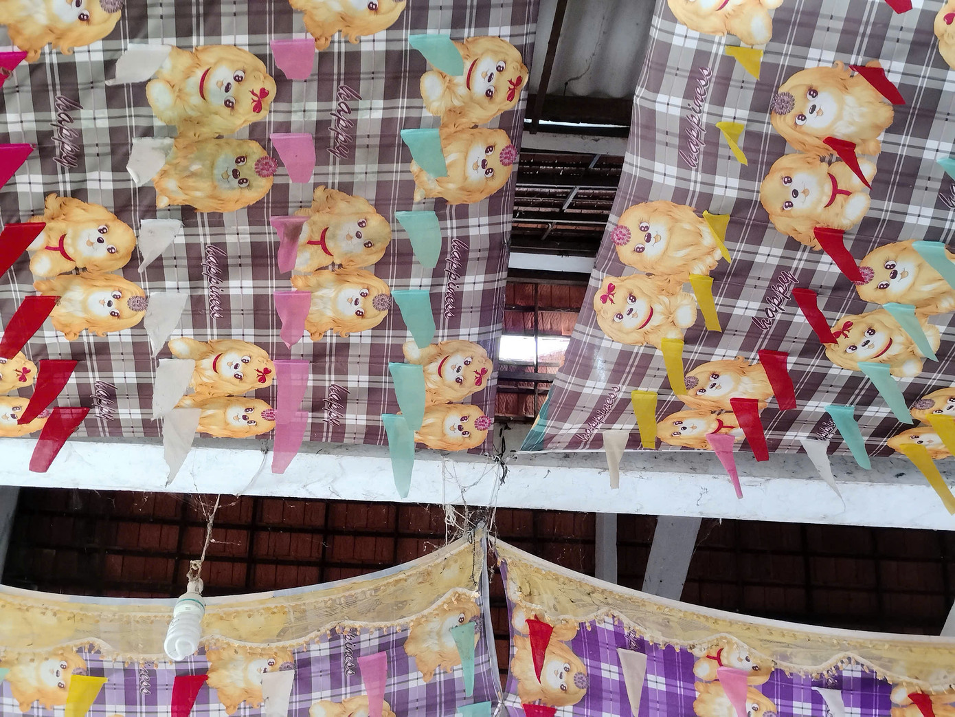 Phần mái ngôi sa - la bị gió thổi bay.