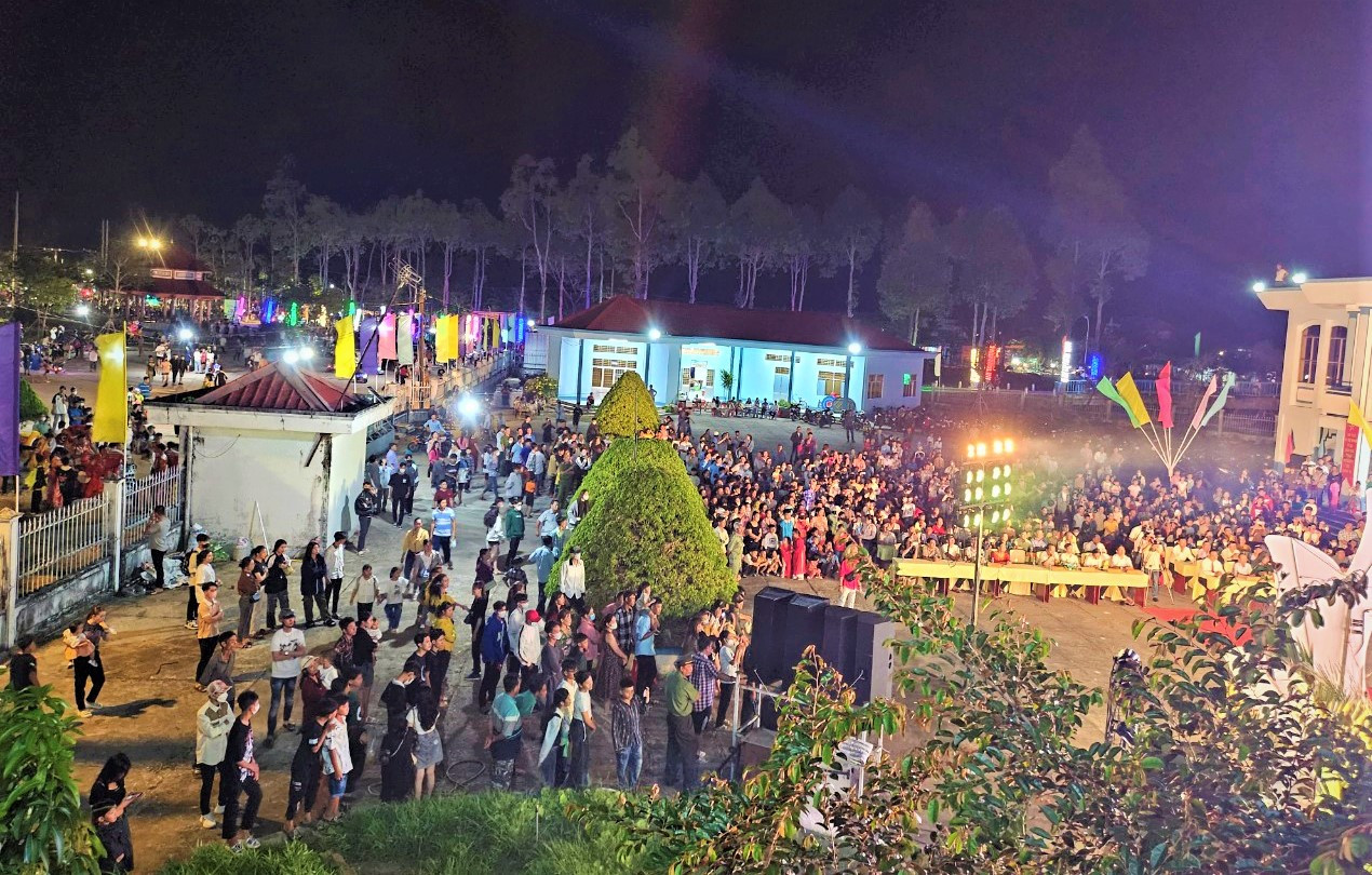 Ngoài điểm chính tại thành phố Cà Mau, tỉnh Cà Mau còn có 3 địa phương bắn pháo hoa nghệ thuật tầm thấp ở huyện Năm Căn, Thới Bình, Trần Văn Thời để phục vụ người dân vui Xuân, đón Tết. Ngoài điểm chính tại thành phố Cà Mau, tỉnh Cà Mau còn có 3 địa phương bắn pháo hoa nghệ thuật tầm thấp ở huyện Năm Căn, Thới Bình, Trần Văn Thời để phục vụ người dân vui Xuân, đón Tết.