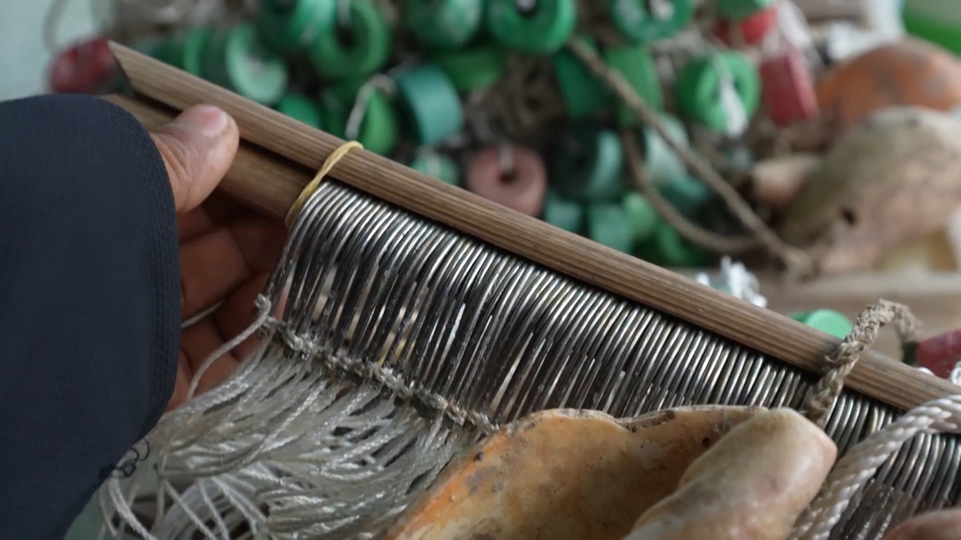 Với đặc điểm lưỡi câu hình chữ U, các lưỡi được nối với nhau thành dây câu, mỗi lưỡi cách nhau 14cm, câu được gắn với các phao nhỏ và vỏ ốc. Vỏ ốc có nhiệm vụ làm cho dây câu chìm xuống đáy biển; phao sẽ nổi các lưỡi câu lên khỏi đáy biển khoảng 20cm. Cá, cua, ghẹ đi ngang lưỡi câu sẽ quẫy đuôi hoặc quay đầu dính vào lưỡi câu. Với đặc điểm lưỡi câu hình chữ U, các lưỡi được nối với nhau thành dây câu, mỗi lưỡi cách nhau 14cm, câu được gắn với các phao nhỏ và vỏ ốc. Vỏ ốc có nhiệm vụ làm cho dây câu chìm xuống đáy biển; phao sẽ nổi các lưỡi câu lên khỏi đáy biển khoảng 20cm. Cá, cua, ghẹ đi ngang lưỡi câu sẽ quẫy đuôi hoặc quay đầu dính vào lưỡi câu.