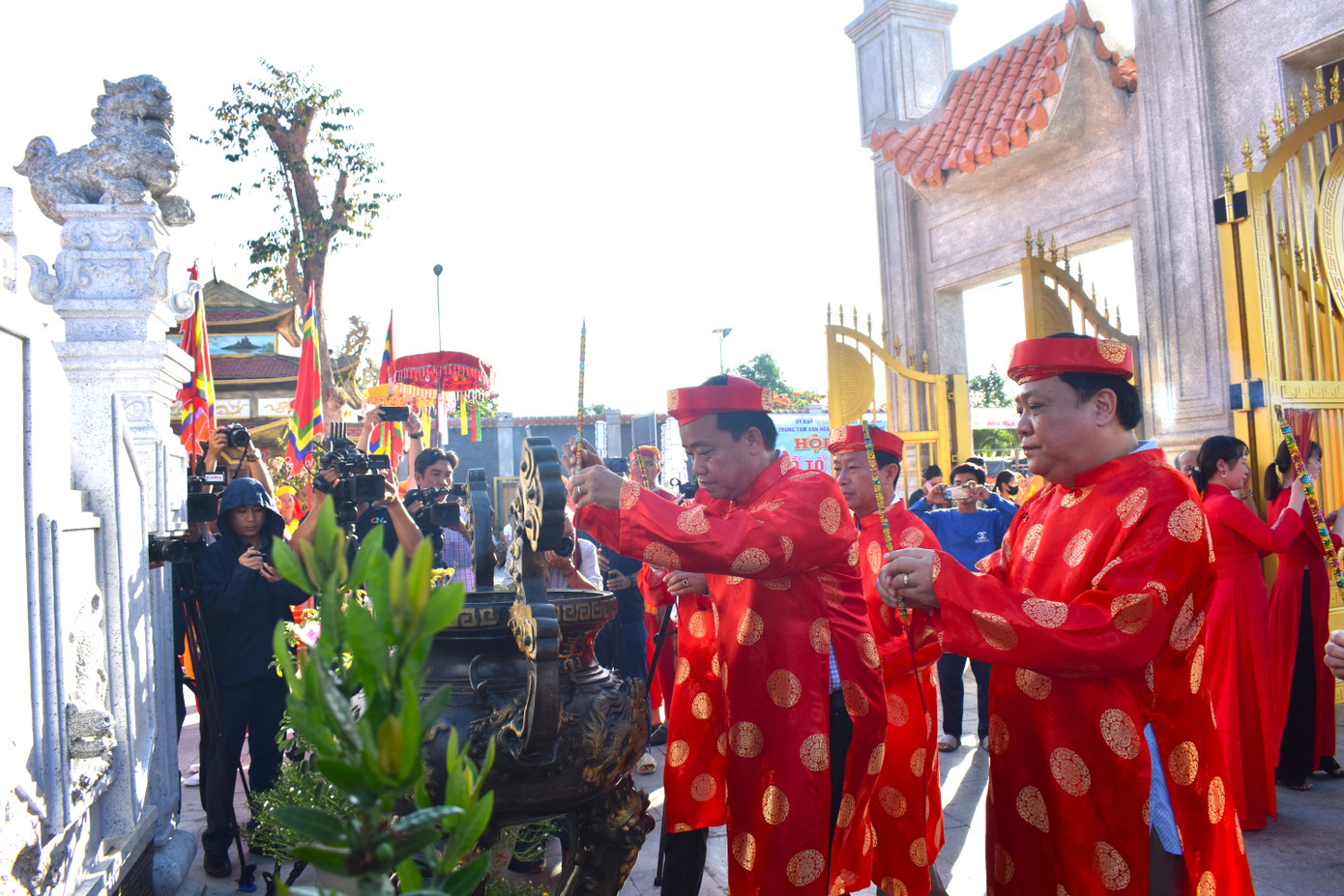 Lãnh đạo tỉnh Cà Mau dâng hương tưởng nhớ công ơn lập nước của các vị Vua Hùng. Lãnh đạo tỉnh Cà Mau dâng hương tưởng nhớ công ơn lập nước của các vị Vua Hùng.