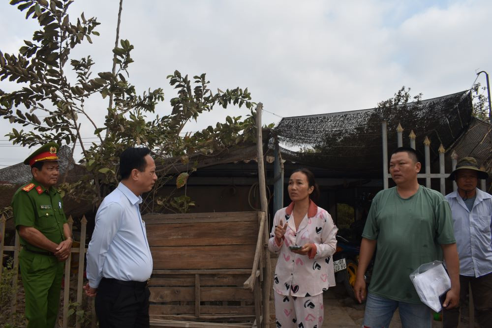 Chủ tịch tỉnh Bạc Liêu làm việc với hộ dân chưa chịu bàn giao mặt bằng tuyến đê biển. Chủ tịch tỉnh Bạc Liêu làm việc với hộ dân chưa chịu bàn giao mặt bằng tuyến đê biển.